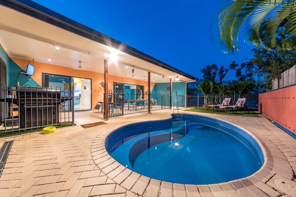 Outdoor pool - Seaside Hideaway - Hideaway Bay (Hideaway Bay)