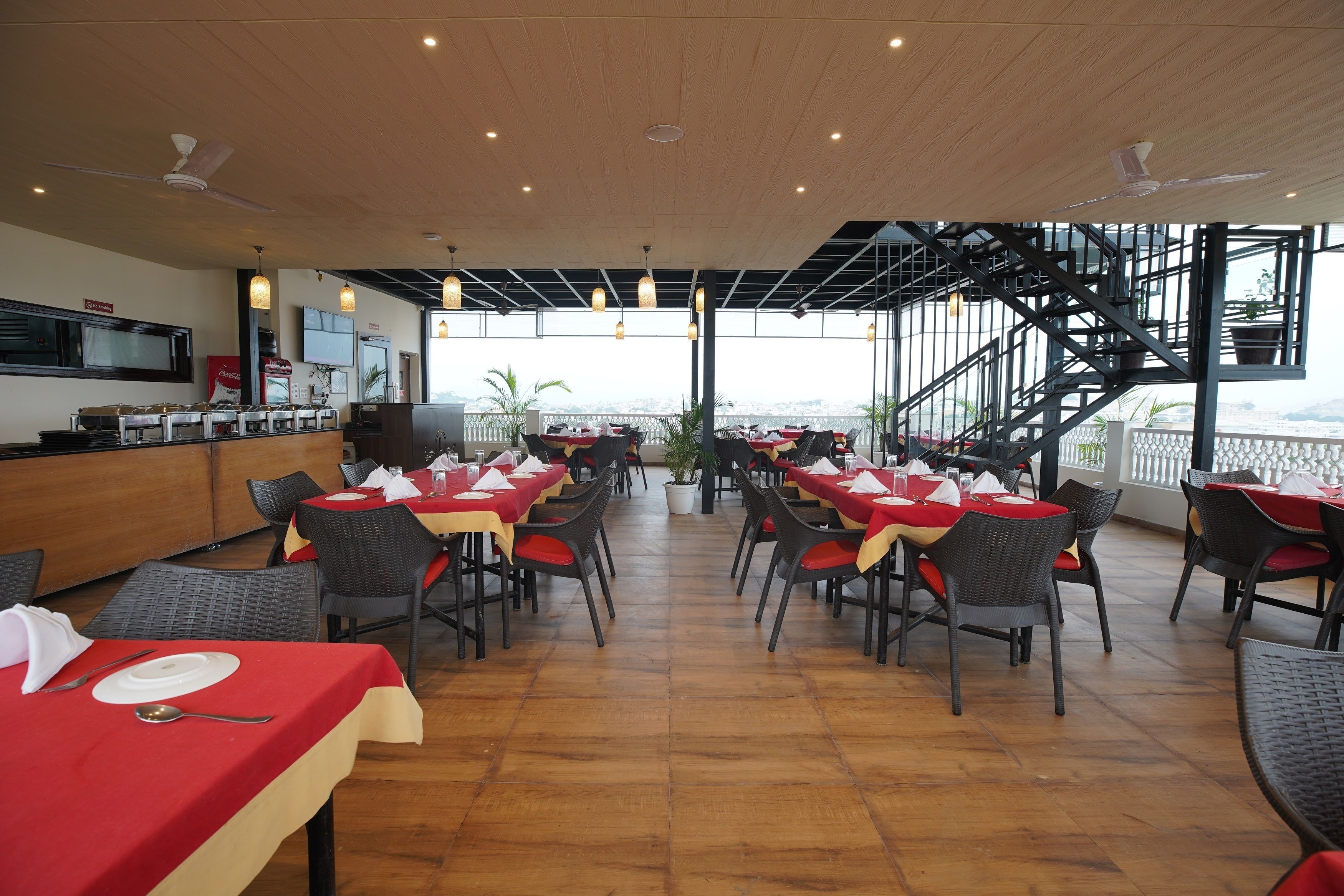 Melayani sarapan, makan siang, dan makan malam