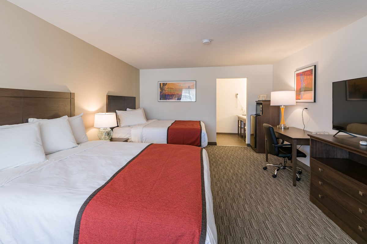 Comfort Double Room, 2 Queen Beds, Non Smoking | 1 bedroom, pillowtop beds, in-room safe, desk