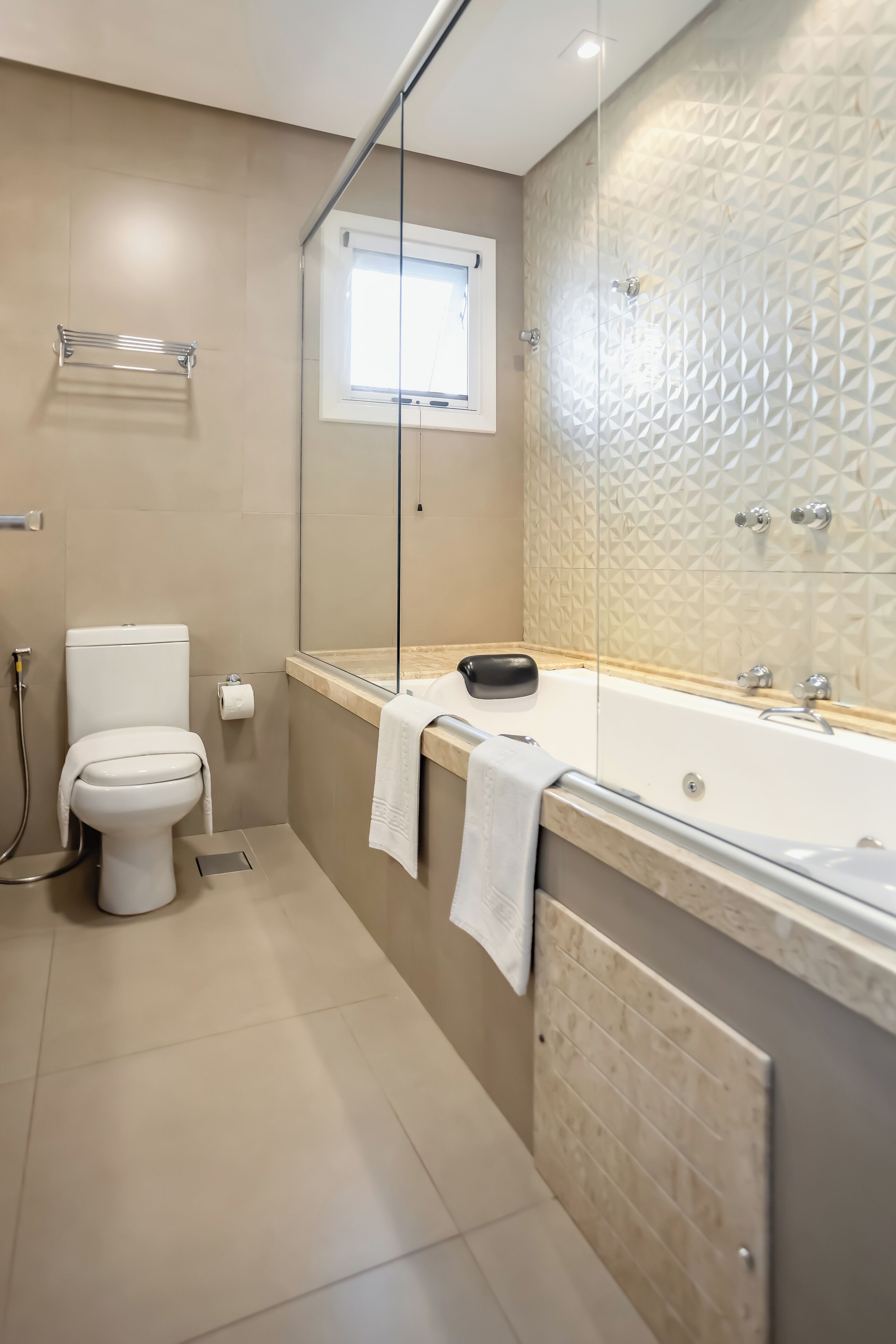 Un baño moderno con inodoro, bañera y ducha.