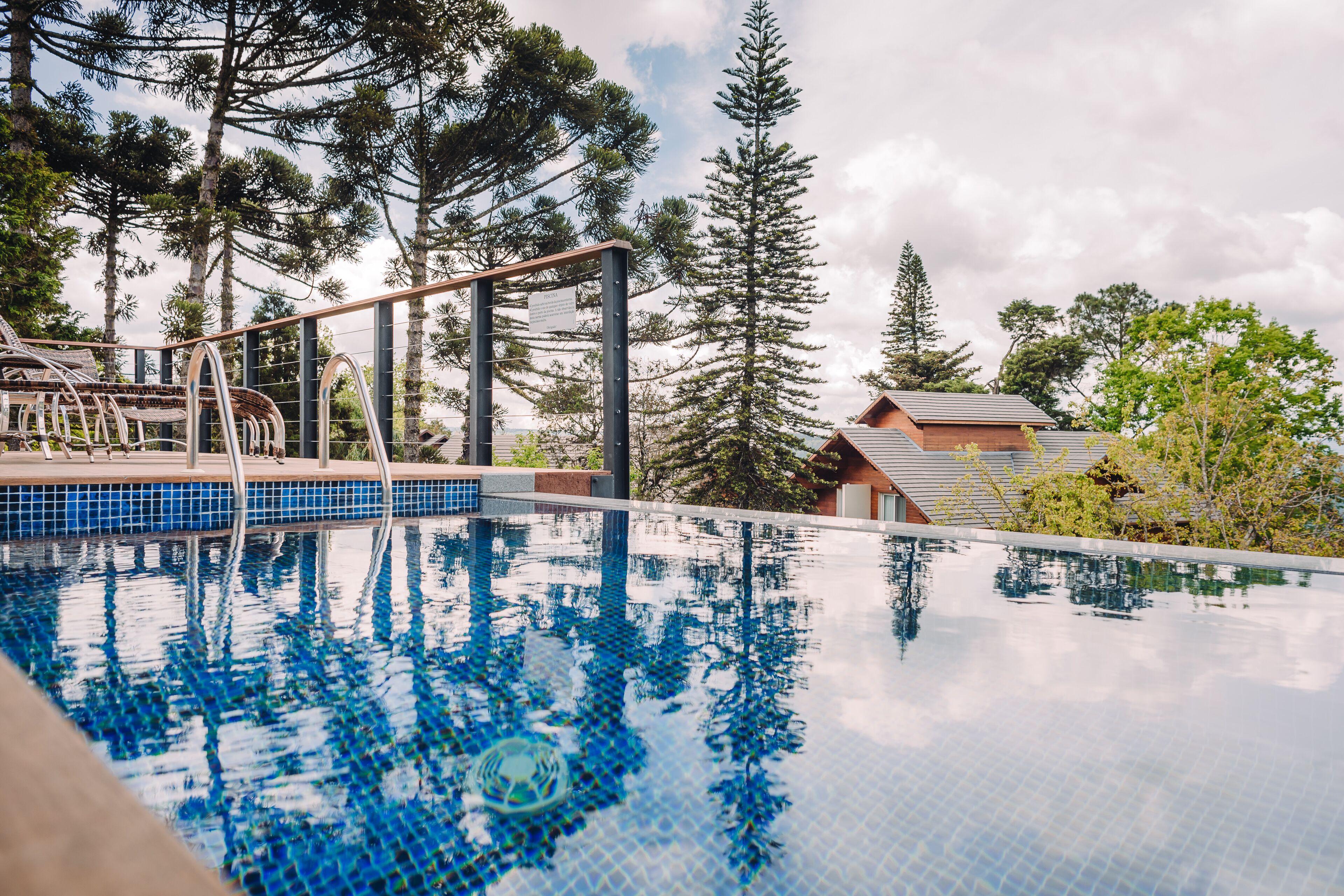 Una piscina cubierta, una piscina al aire libre, sombrillas, tumbonas