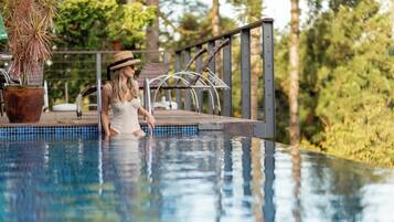 Piscina interna, piscina externa, funciona das 9h às 21h, guarda-sóis