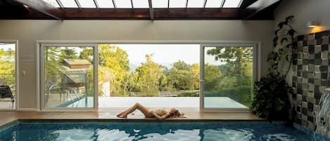Piscina coperta, piscina all'aperto, ombrelloni da piscina, lettini