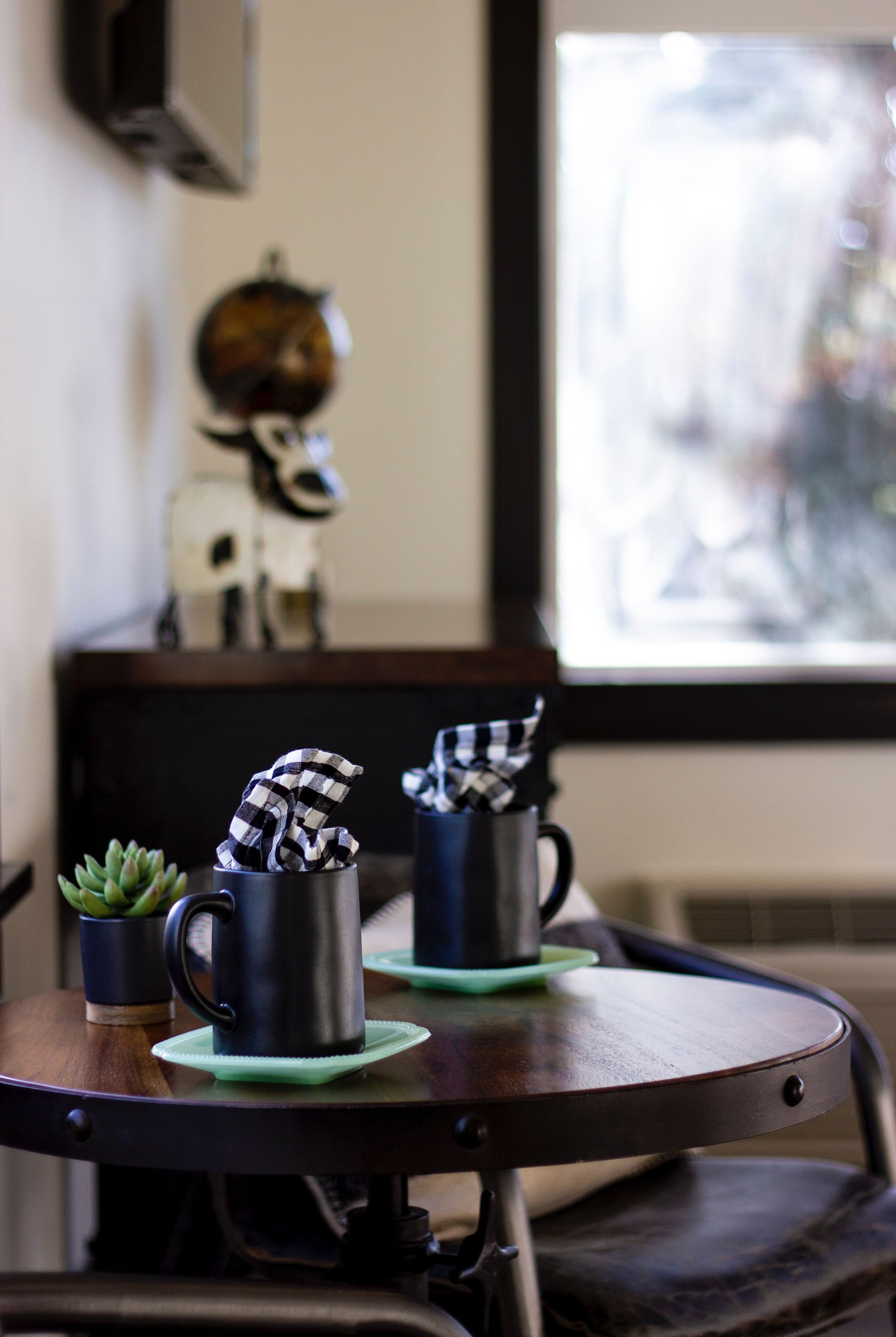 1 king deluxe room  | in-room dining