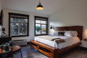 Quarto básico, 1 cama King, para não fumantes | Cortinas blackout, Wi-Fi de cortesia, roupa de cama