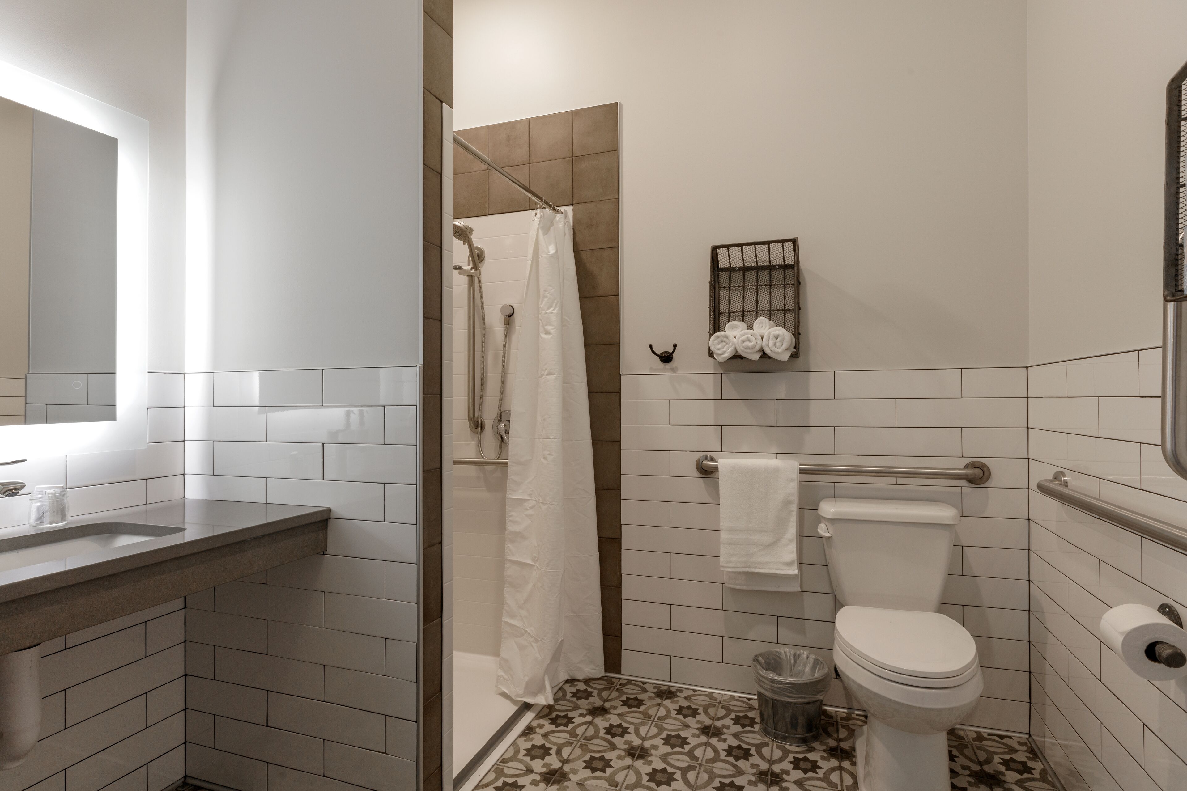 204 standard queen- ada room | bathroom | shower, towels