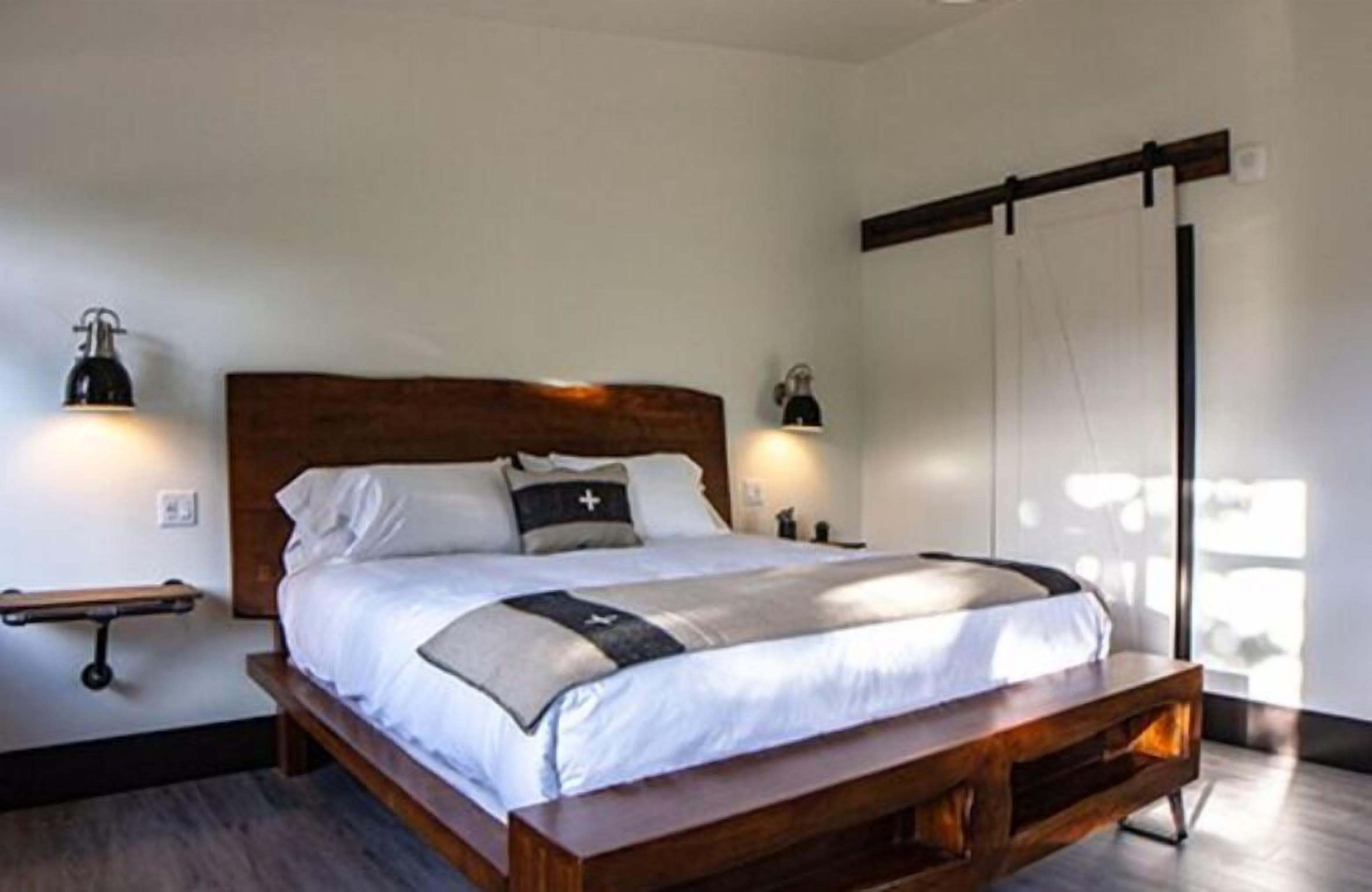 1 king deluxe room  | blackout curtains, free wifi, bed sheets, wheelchair access