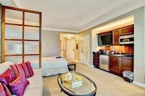 1 bedroom, in-room safe, desk, blackout drapes - No Resort Fee ! Strip View Suite - Pools & Parking (Las Vegas)