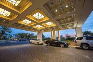 Property grounds - No Resort Fee ! Strip View Suite - Pools & Parking (Las Vegas)