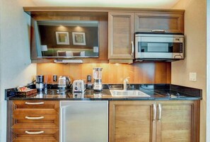 Fridge, microwave, stovetop, coffee/tea maker - No Resort Fee ! Strip View Suite - Pools & Parking (Las Vegas)