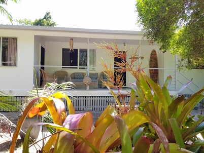 K'GARI (FRASER ISLAND), The Taxi House. Sleeps 9 people. situated in Eurong