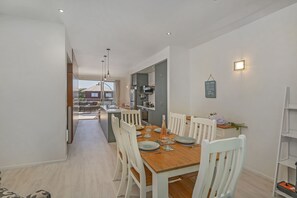 Deluxe Apartment, 3 Bedrooms | In-room dining