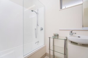 Exclusief appartement, 2 slaapkamers (Apartment 10, and Two bathrooms) | Badkamer | Een douche, gratis toiletartikelen, een haardroger, handdoeken