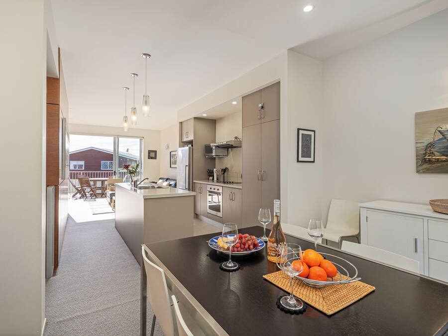 Executive Apartment | Private kitchen | Full-size fridge, microwave, oven, stovetop