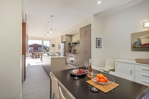 Executive Apartment | Private kitchen | Full-size fridge, microwave, oven, stovetop