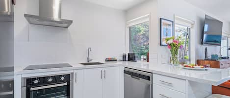 Departamento exclusivo, 3 habitaciones | Cocina privada | Refrigerador con congelador, microondas, horno y parrilla de estufa