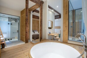 Phòng Suite Superior | Phòng tắm | Đồ dùng nhà tắm miễn phí, máy sấy tóc, dép đi trong nhà 