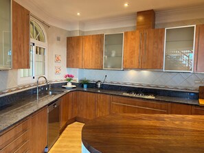 ميكروويف، فرن، موقد طهي مسطح، غسالة أطباق