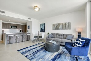 Smart TV - FIFA Perfect | Tiffany Indigo: 9th FL,Rooftop Pool, Gym, Walk to Beach (Fort Lauderdale)