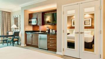 1 Schlafzimmer, Zimmersafe, Schreibtisch, Bügeleisen/Bügelbrett