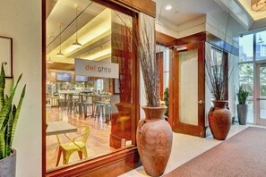 Dining - No Resort Fee ! Balcony Strip View Suite - Pool (Las Vegas)