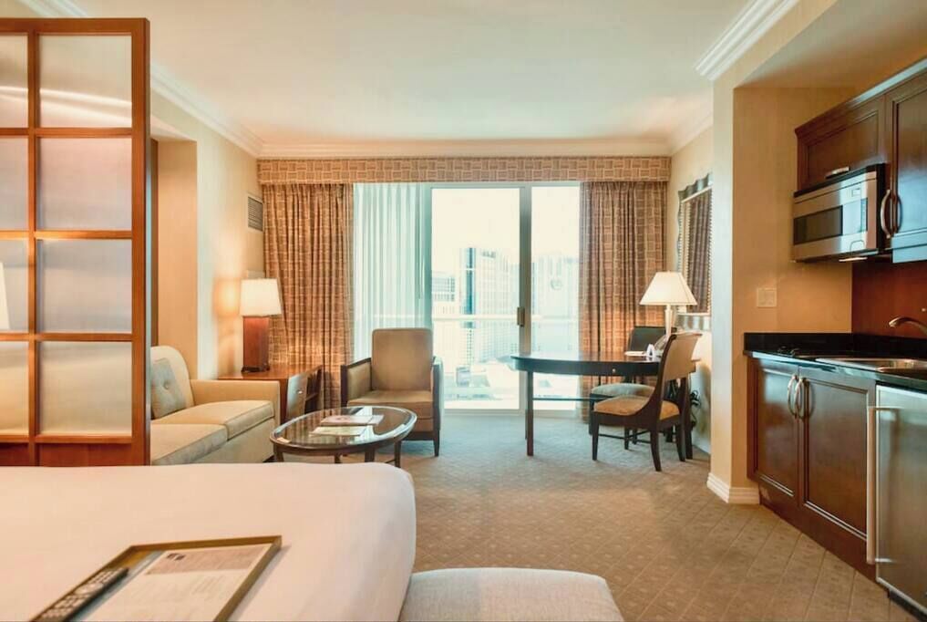 1 Schlafzimmer, Zimmersafe, Schreibtisch, Bügeleisen/Bügelbrett