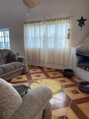 TV, fireplace, DVD player, foosball - 3 BEDROOM HOUSE, 4X9 METER POOL, ORCHARD, PLAYGROUND, FIREPLACE AND GAMES ROOM (Pinhalzinho)