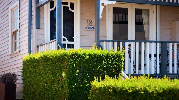 Exterior detail - Charlies Daylesford ~ Town Centre! (Daylesford)