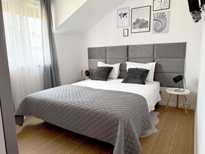 2 habitaciones, escritorio y tabla de planchar con plancha 