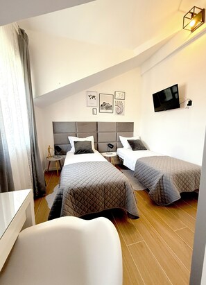 2 Schlafzimmer, Schreibtisch, Bügeleisen/Bügelbrett, Reisekinderbett