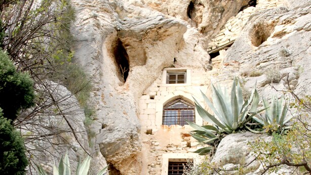 A stone staircase leading up to a building with a window and a door, surrounded by rocky terrain and some vegetation. - Marjan Hill Apartment - close to center & own garage (Split)