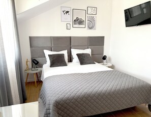 2 habitaciones, escritorio y tabla de planchar con plancha 