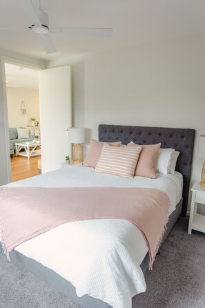 2 habitaciones, tabla de planchar con plancha y cuna de viaje 