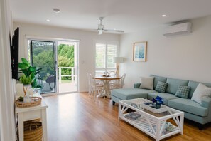 Smart TV, DVD player, books, stereo - Magnolia Cottage - Little Luxury For Yourself (Wamberal)