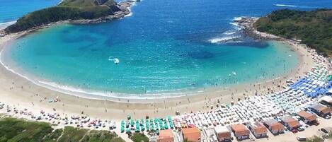 Una spiaggia nelle vicinanze
