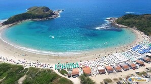 Una spiaggia nelle vicinanze