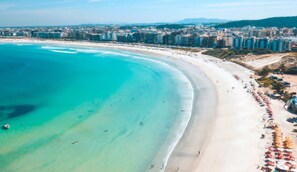Una spiaggia nelle vicinanze