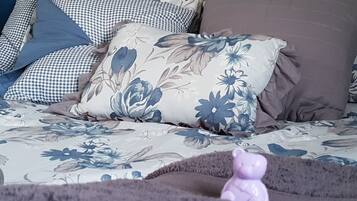 2 bedrooms, iron/ironing board, travel cot, free WiFi