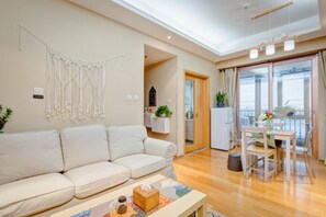 Apartment, 2 Schlafzimmer | Schreibtisch, Verdunkelungsvorhänge, kostenloses WLAN, Bettwäsche