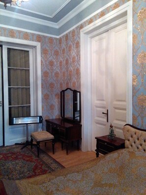 1 chambre, fer et planche à repasser