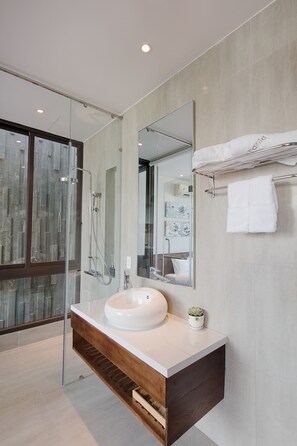 Standard Triple Room | Bathroom | Bathtub, free toiletries, hair dryer, slippers