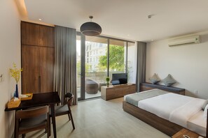 Standard Room, City View | Minibar, in-room safe, desk, blackout drapes