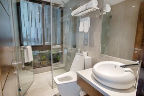 Standard-Dreibettzimmer | Badezimmer | Badewanne, kostenlose Toilettenartikel, Haartrockner, Hausschuhe