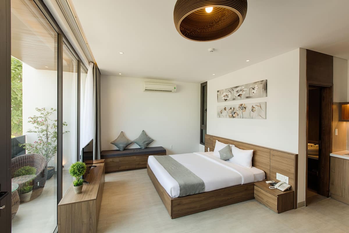 Standard Room, City View | Minibar, in-room safe, desk, blackout curtains