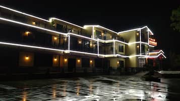 Fassade der Unterkunft – Abend/Nacht