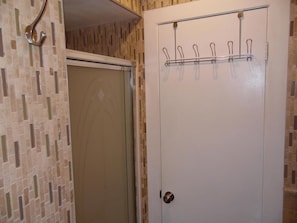 Een douche, een haardroger, handdoeken, zeep
