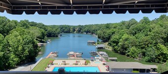 SPĂCIAL -Pristine Waterfront Penthouse Condo Ă SML- Sur le site de glissement de bateau disponible