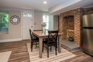 Dining - Private garden apartment in historic Upper Fells Point (Baltimore)