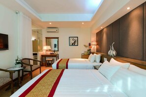 Minibar, brankas, meja kerja, dan tirai kedap cahaya