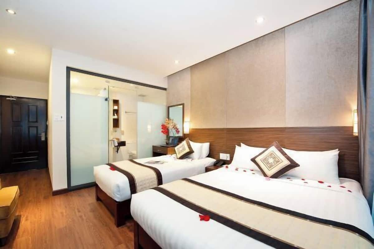 Minibar, Zimmersafe, Schreibtisch, Verdunkelungsvorhänge